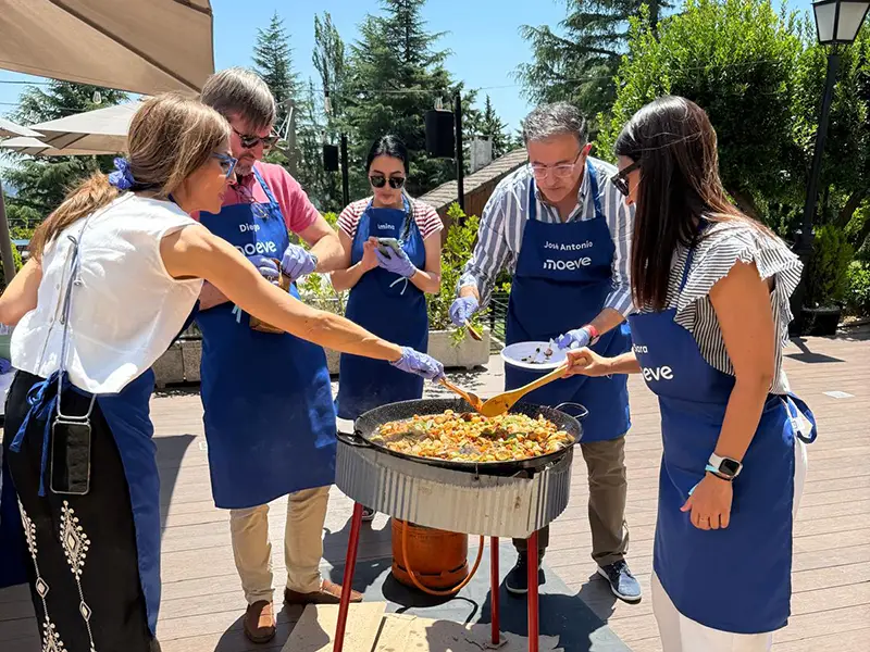 Equipo participando en un masterchef de paellas organizado por Bakea Eventos